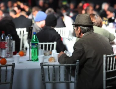 Δήμο Αθηναίων: Χριστουγεννιάτικο τραπέζι για 2.000 άστεγους και άπορους δημότες στο Ρουφ